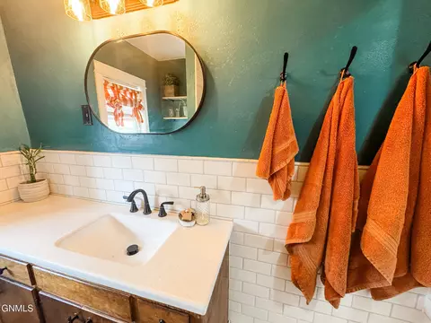 Bath - 719 1st Ave W, Williston, ND 58801 photo 2 of 5