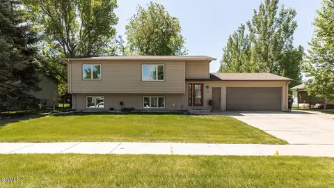 1549 Country West Rd, Bismarck, ND 58503