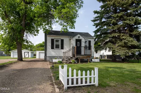 826 Bowen Ave, Bismarck, ND 58504