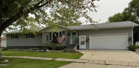 411 S Main St, Lamoure, ND 58458