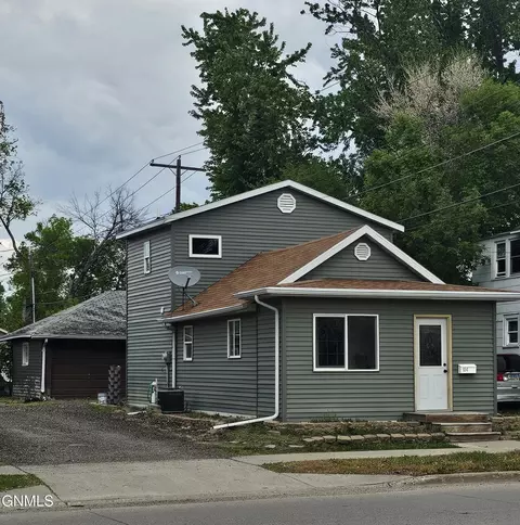 114 5th St NW, Jamestown, ND 58401