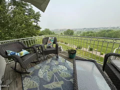 2911 Arizona Dr, Bismarck, ND 58503
