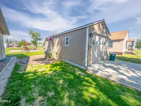 Exterior - 716 5th St SE, Sidney, MT 59270 photo 8 of 9