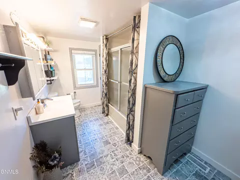 Bath - 716 5th St SE, Sidney, MT 59270 photo 1 of 2