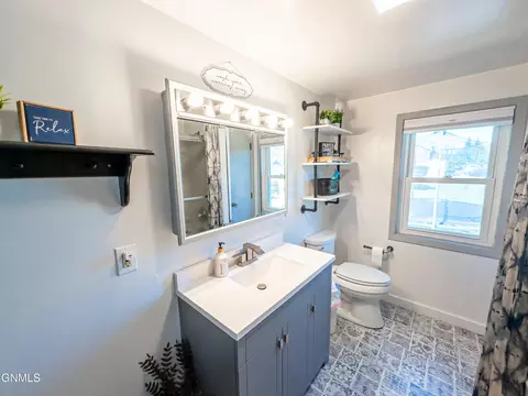 Bath - 716 5th St SE, Sidney, MT 59270 photo 2 of 2