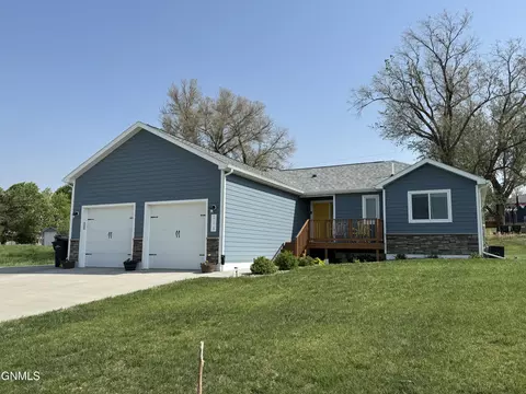215 7th Ave NE, Watford City, ND 58854