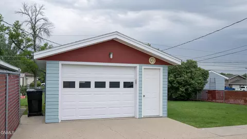 419 14th St, Bismarck, ND 58504 photo 3