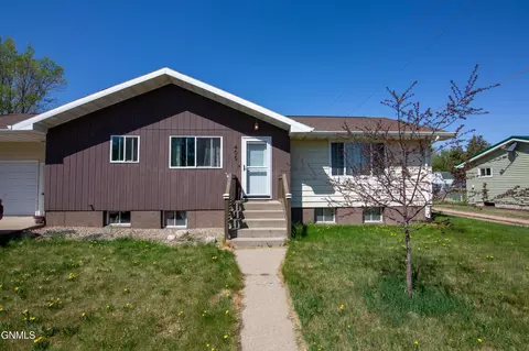 405 3rd Ave NW, Beulah, ND 58523