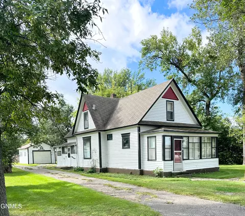 604 Rollin Ave SW, Cooperstown, ND 58425