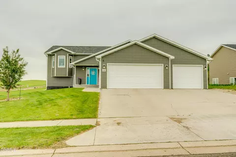 4602 Crown Point Rd NW, Mandan, ND 58554