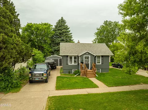 1008 13th St N, Bismarck, ND 58501
