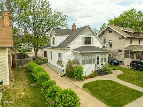 402 1st Ave NW, Mandan, ND 58554