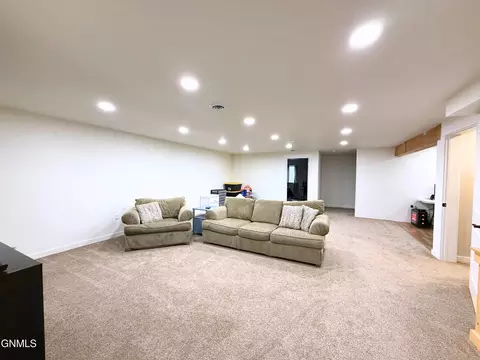 13344 Yellowstone Meadow St, Williston, ND 58801 photo 28
