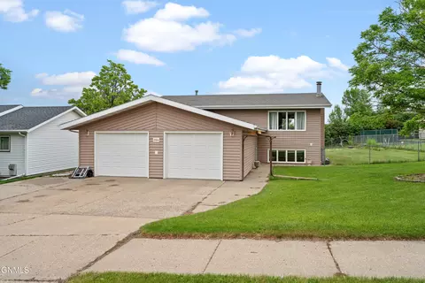 2104 12th Ave SE, Mandan, ND 58554