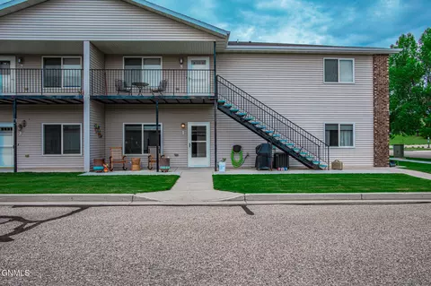 1218 35th St, Bismarck, ND 58501