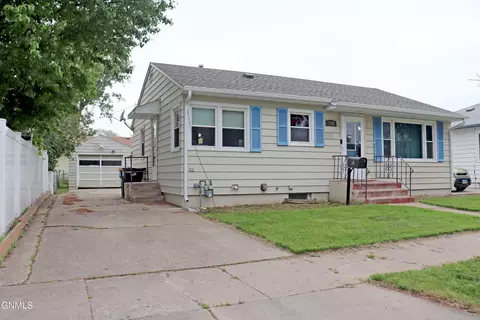 710 17th St, Bismarck, ND 58501