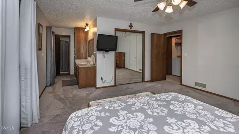 Bedroom - 201 E Brandon Dr, Bismarck, ND 58503 photo 4 of 7