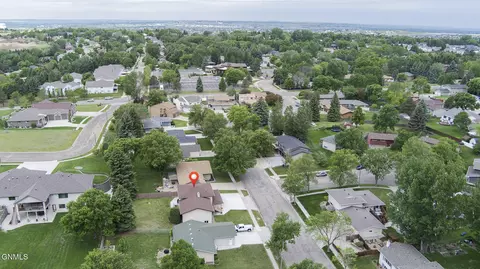 View/Area - 201 E Brandon Dr, Bismarck, ND 58503 photo 6 of 7