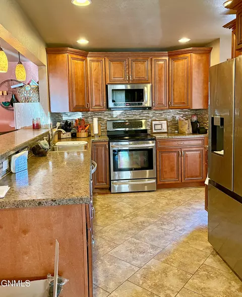 523 12th Ave W, Williston, ND 58801 photo 8