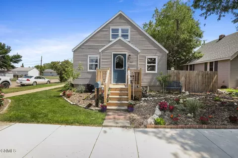 922 6th Ave W, Williston, ND 58801