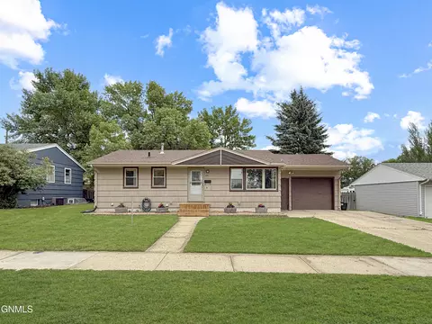 424 26th St NW, Minot, ND 58703
