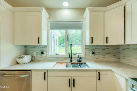 Kitchen - 3916 Lockport St, Bismarck, ND 58503 photo 4 of 5