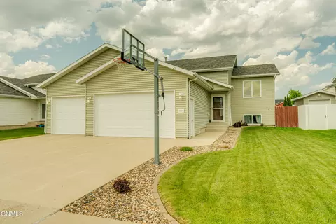 3908 48th St NW, Mandan, ND 58554