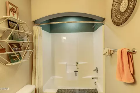Bath - 1724 Calgary Loop, Bismarck, ND 58503 photo 4 of 8