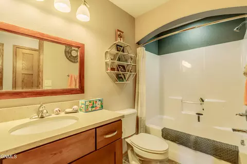 Bath - 1724 Calgary Loop, Bismarck, ND 58503 photo 3 of 8