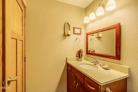 Bath - 1724 Calgary Loop, Bismarck, ND 58503 photo 5 of 8