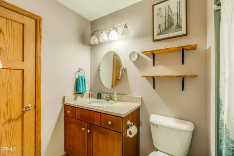 Bath - 1724 Calgary Loop, Bismarck, ND 58503 photo 6 of 8