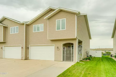 1724 Calgary Loop, Bismarck, ND 58503