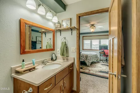 Bath - 1724 Calgary Loop, Bismarck, ND 58503 photo 2 of 8