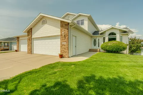 1868 Harding Pl, Bismarck, ND 58503