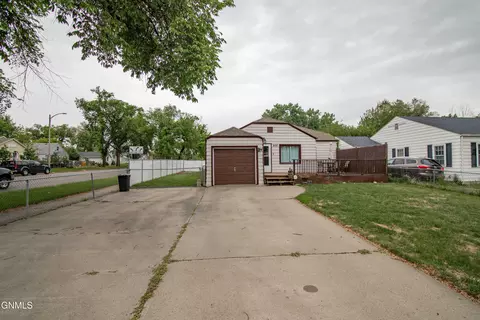 902 E Avenue F, Bismarck, ND 58501