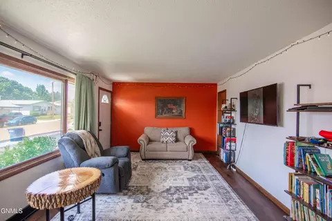 956 Dell Ave, Dickinson, ND 58601 photo 11