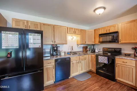 956 Dell Ave, Dickinson, ND 58601 photo 8