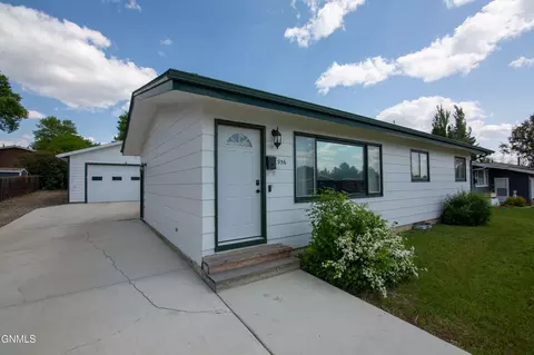 956 Dell Ave, Dickinson, ND 58601 photo 2