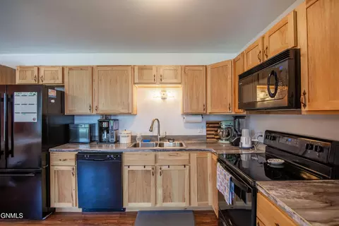 956 Dell Ave, Dickinson, ND 58601 photo 9