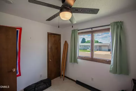 956 Dell Ave, Dickinson, ND 58601 photo 19