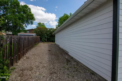 956 Dell Ave, Dickinson, ND 58601 photo 30