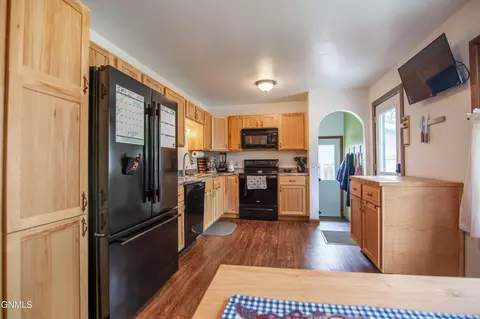 956 Dell Ave, Dickinson, ND 58601 photo 7