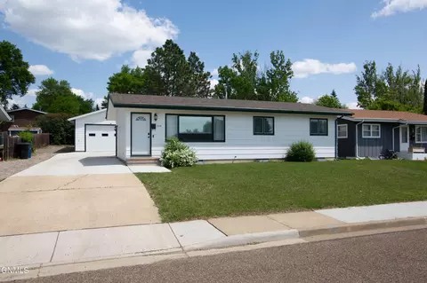 956 Dell Ave, Dickinson, ND 58601