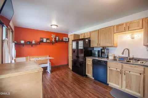956 Dell Ave, Dickinson, ND 58601 photo 3