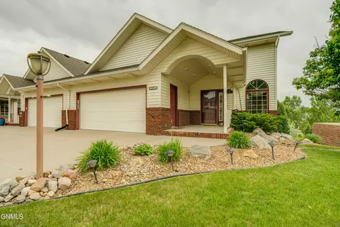 3337 Thunderbird Ln, Bismarck, ND 58503