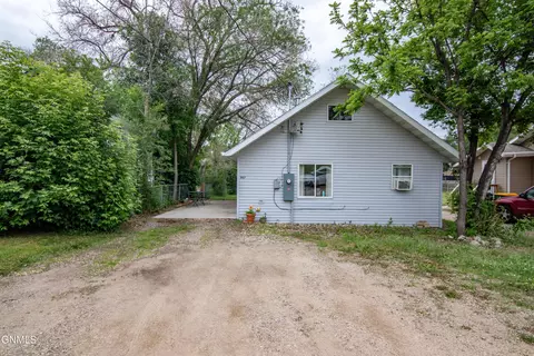 907 Ingals Ave E, Bismarck, ND 58504 photo 2