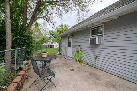 907 Ingals Ave E, Bismarck, ND 58504 photo 5