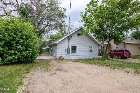 907 Ingals Ave E, Bismarck, ND 58504 photo 3