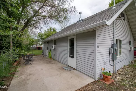 907 Ingals Ave E, Bismarck, ND 58504