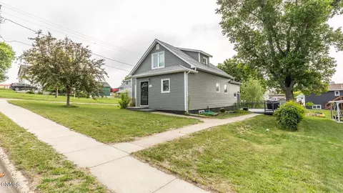 511 6th St, Washburn, ND 58577